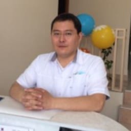 Портретный снимок врача, приём в городе Астана