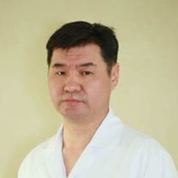 Портретный снимок врача, приём в городе Астана