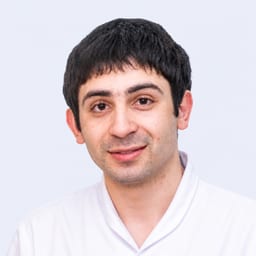 Портретный снимок врача, приём в городе Астана
