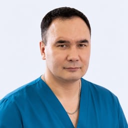 Портретный снимок врача, приём в городе Астана