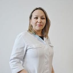 Портретный снимок врача, приём в городе Астана