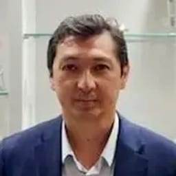 Портретный снимок врача, приём в городе Алматы