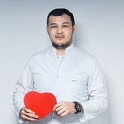 Портретный снимок врача, приём в городе Астана
