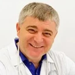 Портретный снимок врача, приём в городе Алматы