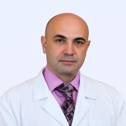 Портретный снимок врача, приём в городе Астана