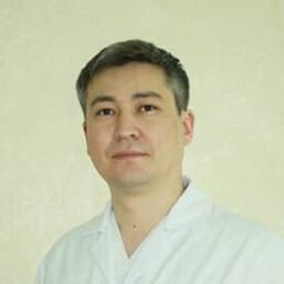 Портретный снимок врача, приём в городе Астана
