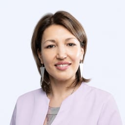 Портретный снимок врача, приём в городе Астана