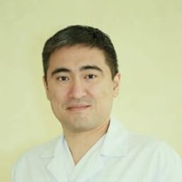 Портретный снимок врача, приём в городе Астана