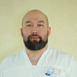 Портретный снимок врача, приём в городе Астана