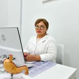 Портретный снимок врача, приём в городе Астана