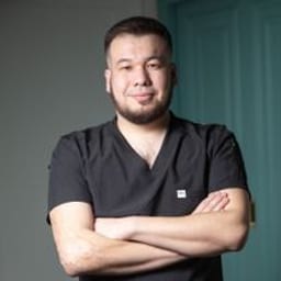 Портретный снимок врача, приём в городе Астана