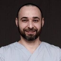 Портретный снимок врача, приём в городе Астана