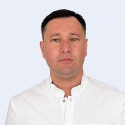 Портретный снимок врача, приём в городе Астана