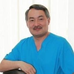 Портретный снимок врача, приём в городе Астана