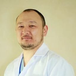 Портретный снимок врача, приём в городе Астана