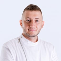 Портретный снимок врача, приём в городе Алматы