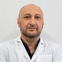 Портретный снимок врача, приём в городе Астана