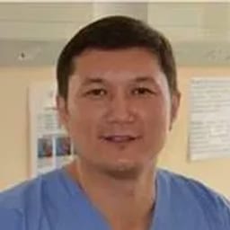 Портретный снимок врача, приём в городе Астана
