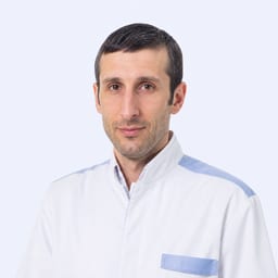 Портретный снимок врача, приём в городе Астана