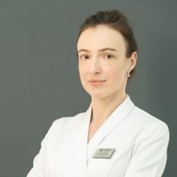 Портретный снимок врача, приём в городе Астана