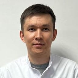 Портретный снимок врача, приём в городе Астана