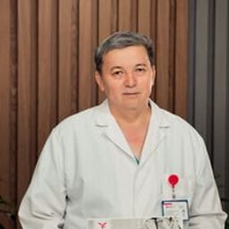 Портретный снимок врача, приём в городе Астана