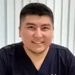 Портретный снимок врача, приём в городе Астана