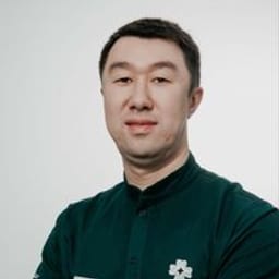 Портретный снимок врача, приём в городе Астана