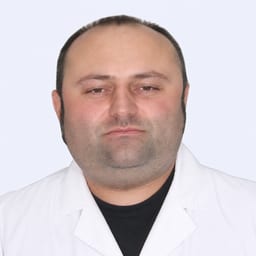 Портретный снимок врача, приём в городе Астана