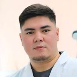 Портретный снимок врача, приём в городе Астана