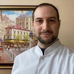 Портретный снимок врача, приём в городе Астана