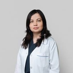 Портретный снимок врача, приём в городе Астана