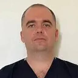 Портретный снимок врача, приём в городе Астана