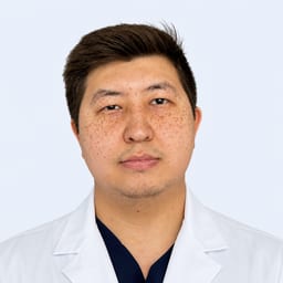 Портретный снимок врача, приём в городе Астана
