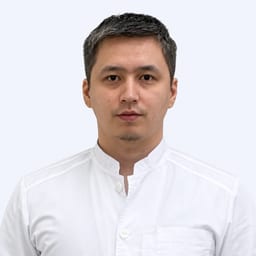 Портретный снимок врача, приём в городе Астана