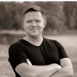 Портретный снимок врача, приём в городе Астана