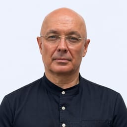 Портретный снимок врача, приём в городе Алматы