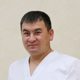 Портретный снимок врача, приём в городе Астана