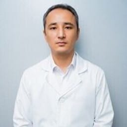 Портретный снимок врача, приём в городе Астана