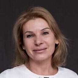 Портретный снимок врача, приём в городе Астана